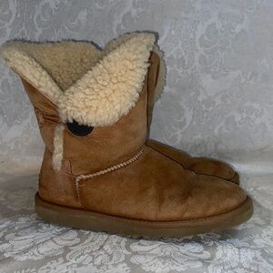 UGG Bailey Button Cozy Shearling-Lined Tan Boots Size 8